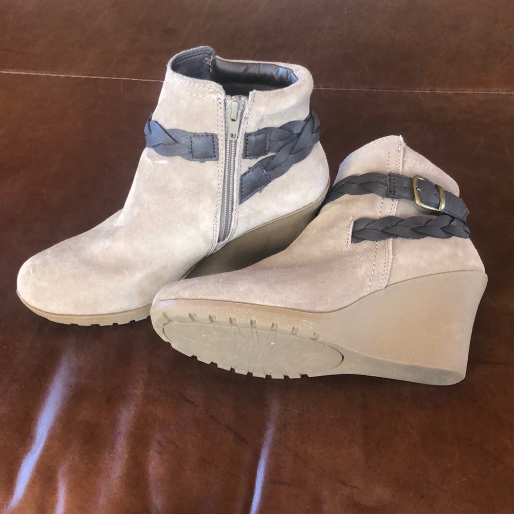 White Mountain leather booties 8.5